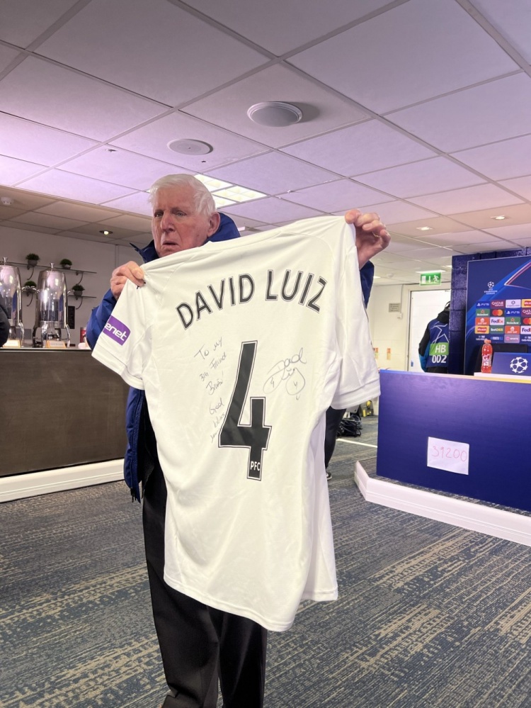 大卫·路易斯重返斯坦福桥，与切尔西球迷合影+赠送球衣给老员工