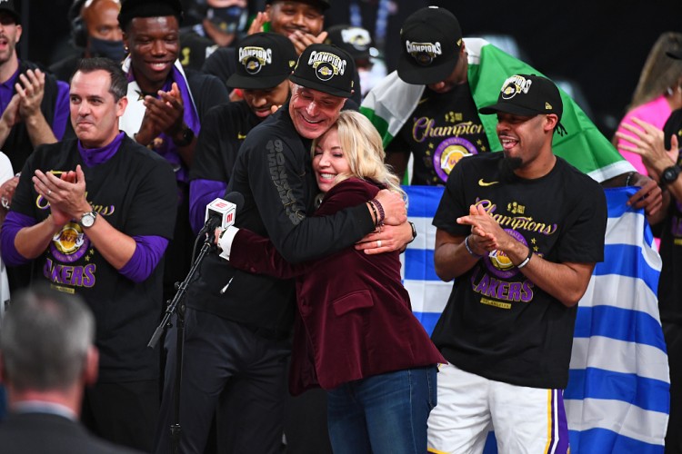 ESPN：珍妮将佩林卡&amp;兰比斯等朋友视作家人 把亲生兄妹视作敌人